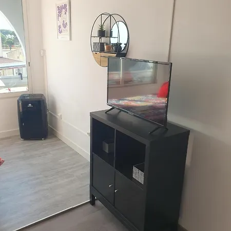 Les Floralies 2 4 Personnes Climatise, Piscine Dans La Et Parking Prive Disponible Le Grau-du-Roi